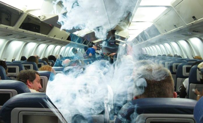 Дым на борту самолета//Фото: Life.ru