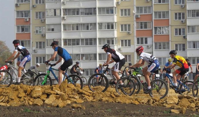 В Суворовском прошли соревнования по маунтинбайку на новой велотрассе //Фото: пресс-служба ВКБ-Новостройки