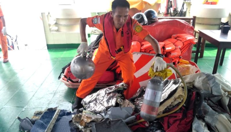 Спасательная операция упавшего в воду боинга в Индонезии//Фото: сайт Медуза