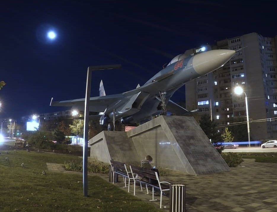 В Ростове-на-Дону в честь 80-летия Октябрьского района установили списанный истребитель СУ-27