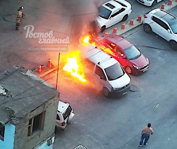 Поджог автомобилей на улице Казахской//Фото: сайт 