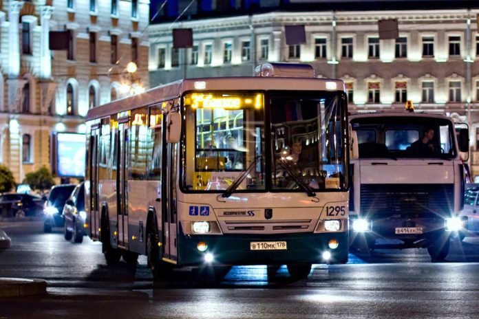 Ночной автобус//Фото: Visit Petersburg