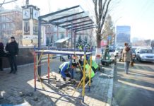 На Западном в Ростове на новые остановки потратят 4 млн рублей Устройство автобусной остановки //Фото: пресс-служба администрации Ростова