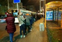 В ростовском департаменте транспорта довольны транспортной реформой в городе Очереди на остановках транспорта в Ростове //фото из соцсетей