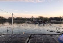 В Ростове эвакуируют автомобили с Зеленого острова В Ростове затонул понтонный мост на Зеленый остров //Фото: ВКонтакте