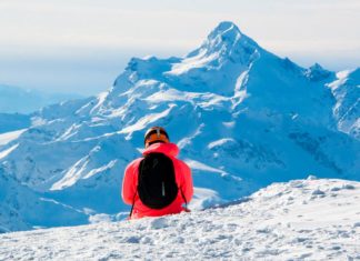 Бодрячком под зловещей луной Турист на склоне горы Эльбрус //Фото: Татьяна Черникова