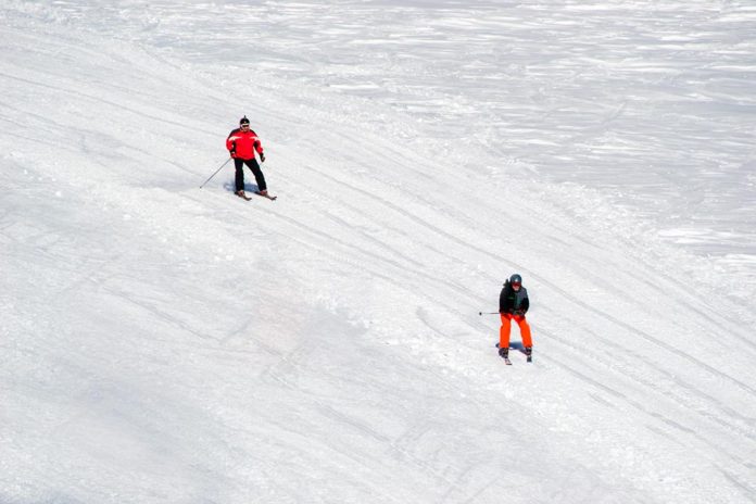 Горнолыжники на спуске с южного склона Эльбруса //Фото: Татьяна Черникова
