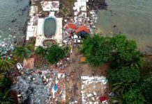 В результате цунами в Индонезии погиб 281 человек Цунами в Индонезии //Фото: издание «Straits Times»