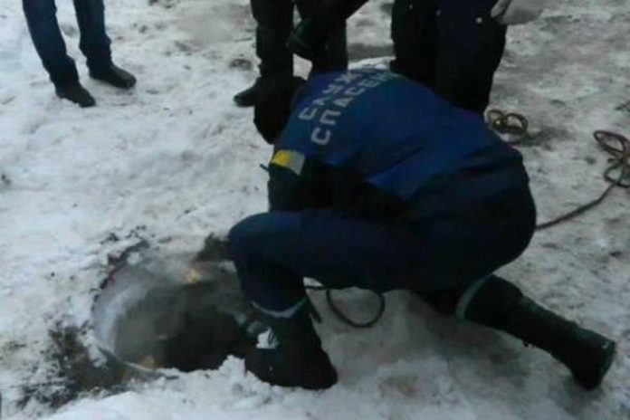 Спасатели вытаскивают 9-ти летнего мальчика из люка //Фото с сайта news-r.ru