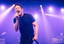 Американский актер и певец Дэвид Духовны приедет в Россию с концертами Американский актер и певец Дэвид Духовны приедет в Россию с концертами //Фото: твиттер-аккаунт Дэвида Духовны