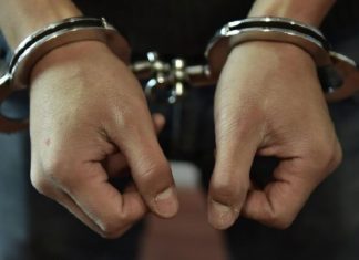 В Батайске задержали главу рынка Олега Никитченко наручники//Фото: Юга.ру