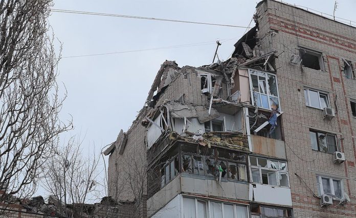 Разрушенные этажи дома в Шахтах //Фото: пресс-служба Правительства Ростовской области