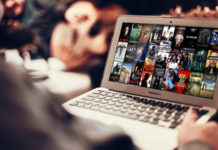 «Ведьмак», «Благие знамения» и финал «Игры престолов»: самые ожидаемые сериалы 2019 года Просмотр сериалов на ноутбуке //Фото Quizur / Joyce Pereira