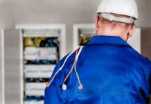 В Ростове пенсионерка заплатила 32 тысячи рублей за замену одной розетки и двух предохранителей