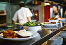 Питание для учеников начальных классов в частных школах станет бесплатным Кухня ресторана // Фото: TJournal