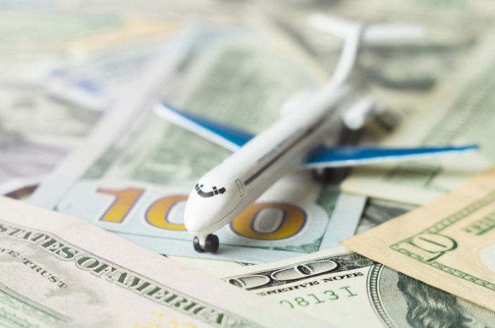 Деньги и самолет //Фото iStock / Evgen_Prozhyrko
