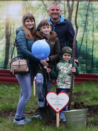 Семья Симоновых с посаженным ими деревом //Фото прелоставлено группой компаний "ЮгСтройИнвест"