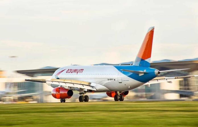 Лайнер авиакомпании «Азимут» во время взлета //Фото с сайта mycdn.me