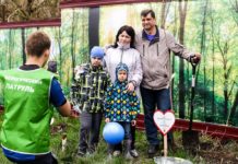 В День древонасаждения в микрорайоне «Красный Аксай» высадили более 150 молодых деревьев Семья Лукьяновых посадила ое дерево в микрорайоне «Красный Аксай» //Фото прелоставлено группой компаний "ЮгСтройИнвест"