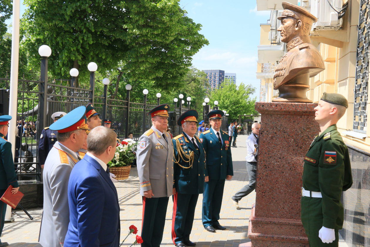 Школа героев ростов на дону. Аллея героев Ростов-на-Дону. Аллея героев Ставрополь Серова. Аллея героев Ставрополь. Ростов аллея героев.