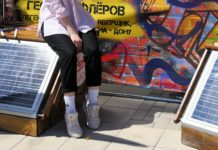 Две экоскамейки установили на площади Гагарина в Ростове