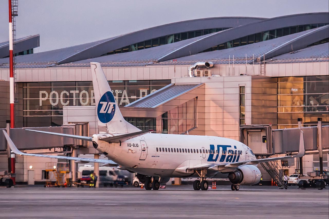 Авиалайнер Boeing 737-500 авиакомпании UTair на перроне аэропорта Платов //Фото: Михаил Кругликов