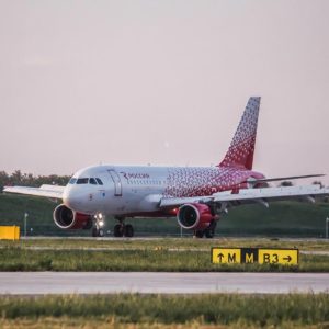 Авиалайнер Airbus A319 автакомпании "Россия" на рулении в аэропорту Платов //Фото: Михаил Кругликов