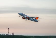 Аэропорты юга России возобновили плановую работу Авиалайнер SSJ 100 авиакомпании "Азимут" взлетает с ВПП аэропорта Платов //Фото: Михаил Кругликов