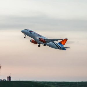 Авиалайнер SSJ 100 авиакомпании "Азимут" взлетает с ВПП аэропорта Платов //Фото: Михаил Кругликов