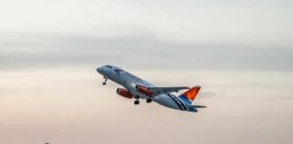 «Азимут» запустит авиарейсы из Ростова в Нижневартовск Авиалайнер SSJ 100 авиакомпании "Азимут" взлетает с ВПП аэропорта Платов //Фото: Михаил Кругликов