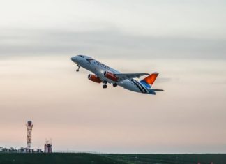 Аэропорты юга России возобновили плановую работу Авиалайнер SSJ 100 авиакомпании "Азимут" взлетает с ВПП аэропорта Платов //Фото: Михаил Кругликов