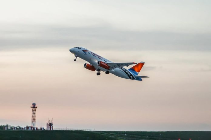 Авиалайнер SSJ 100 авиакомпании 