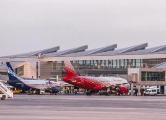 Депутат Водолацкий: «Платов» откроют в ноябре Авиалайнеры авиакомпаний SmartAvia и "Россия" у пассажирского терминала аэропорта Платов //Фото: Михаил Кругликов