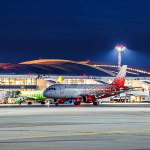 Авиалайнер Airbus A319 авиакомпании "Россия" на рулении в аэропорту Платов //Фото: Михаил Кругликов