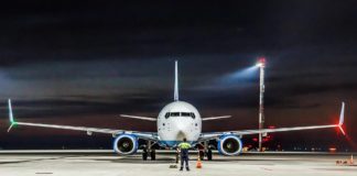 Авиалайнер Boeing 737-800NG авиакомпании "Победа" на стоянке летного поля аэропорта Платов //Фото: Михаил Кругликов