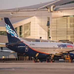 Авиалайнер Boeing 737-500 авиакомпании SmartAvia у телетрапа пассажирского терминала аэропорта Платов //Фото: Михаил Кругликов