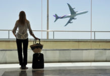 В Краснодаре надеются на открытие аэропорта до конца февраля 2024 года Девушка с чемоданом в аэропорту //Фото VistaCreate / happyalex