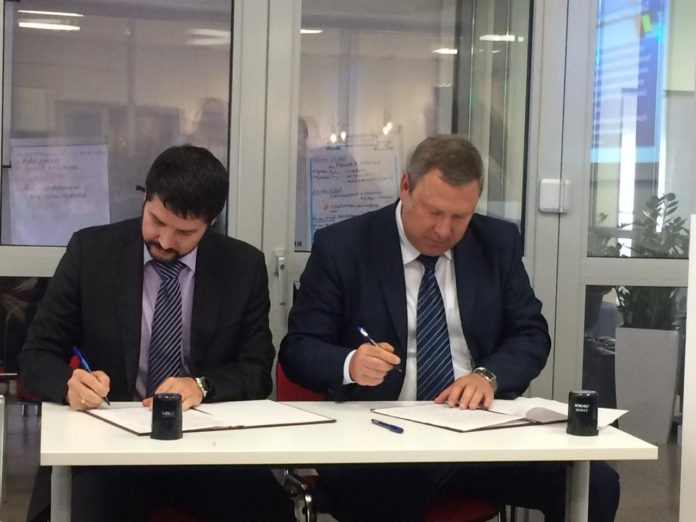 Подписание соглашения между Гарантийным фондом Ростовской области и Региональным фондом развития промышленности Ростовской области //Фото: Гарантийный фонд Ростовской области