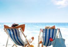 Летний отдых обошелся российскому туристу в среднем в 100 тысяч рублей Отдых у моря в шезлонгах //Фото iStock / Jacob Wackerhausen