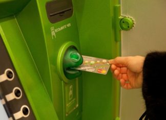 В Шахтах подозреваемый оттолкнул мужчину у банкомата и забрал 100 тысяч рублей Банкомат Сбербанк // Фото: пресс-служба Юго-Западного банка Сбербанка