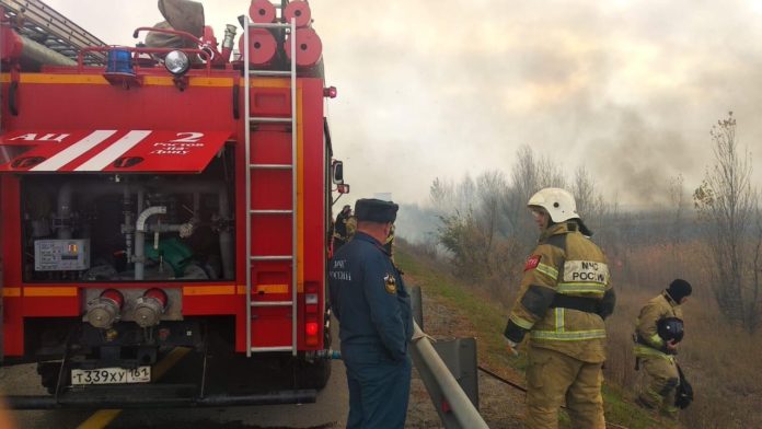 Пожар на площади 5 гектаров в районе Аксайского моста ликвидировали//Фото: ГУ МЧС России по РО
