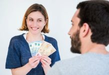 Жительница Ростовской области и её подруги перевели интернет-знакомому 4 млн рублей, мужчина оказался мошенником Денежные отношения //Кадр из видео VK видео