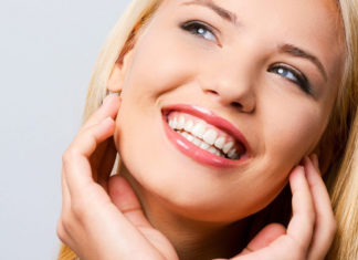 Сочи примет слет блондинок Женщина с белоснежной улыбкой //Фото Sapphire Dental Centre