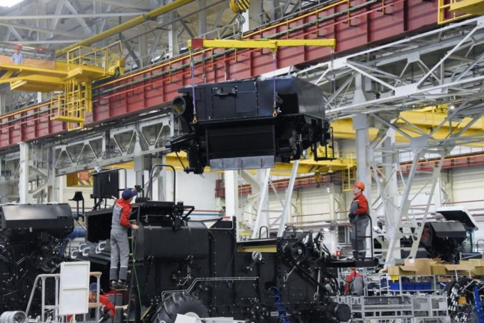 Процесс сборки комбайнов на заводе Ростсельмаш //Фото: пресс-служба ДГТУ