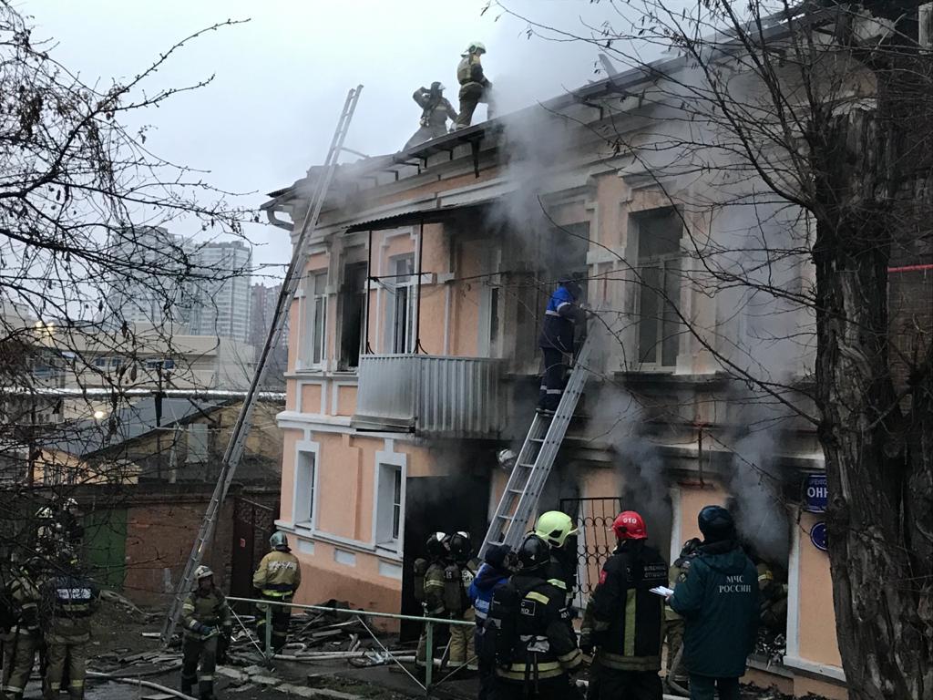 Что горело сегодня в ростове. Ростов на Дону Ростовская область пожар. Фото пожаров в жилых домах. В Ростове сгорел дом. Сгоревший двухэтажный дом.