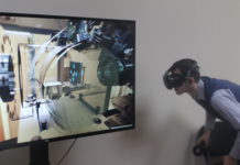 Новая образовательная онлайн-реальность: студенты ЮФУ защитятся в МS Teams и сделают лабораторные в VR Александр Буда демонстрирует работу на виртуальном тренажере // Фото: Ольга Медведева, Городской репорте