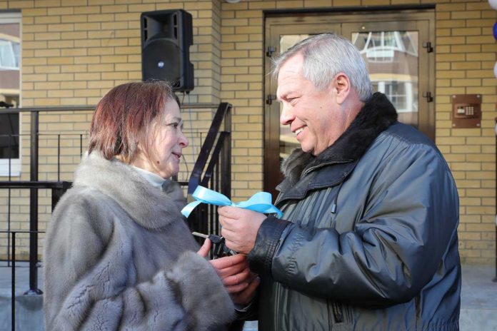 Обманутым дольщикам вручили ключи от квартир в ЖК «Европейский»//Фото: правительство Ростовской области
