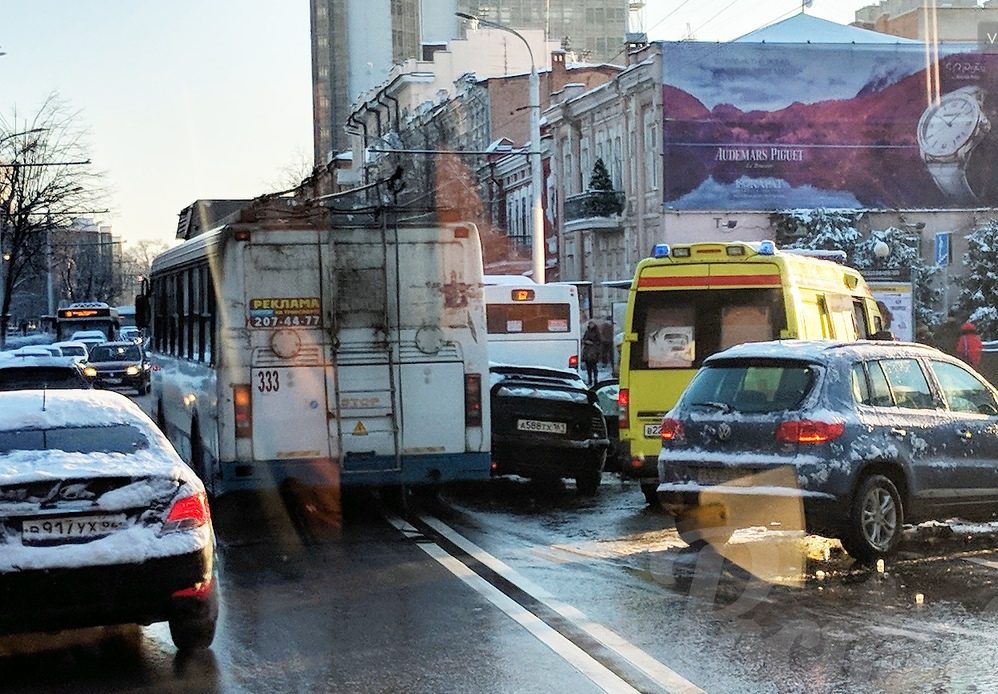 В движении ростов. ДТП на большой садовой Ростов. Ростов троллейбус авария.