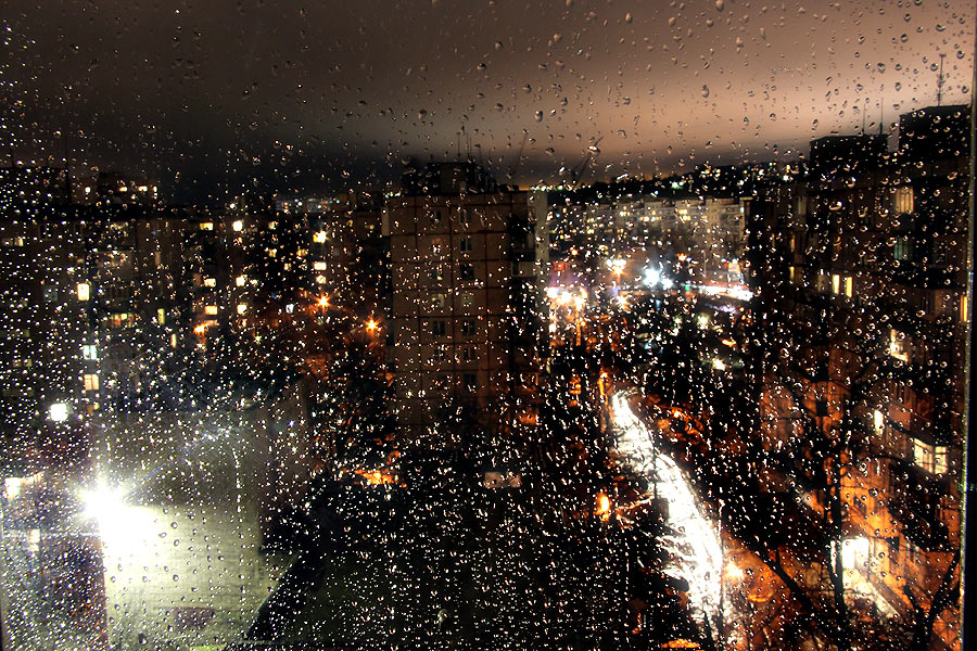 Дождь идет по песню крышам. Дождь. Дождливый вид из окна. Вид из окна дождь. Ночной дождь.