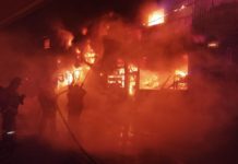 В Ростове потушили пожар на складе с поддонами